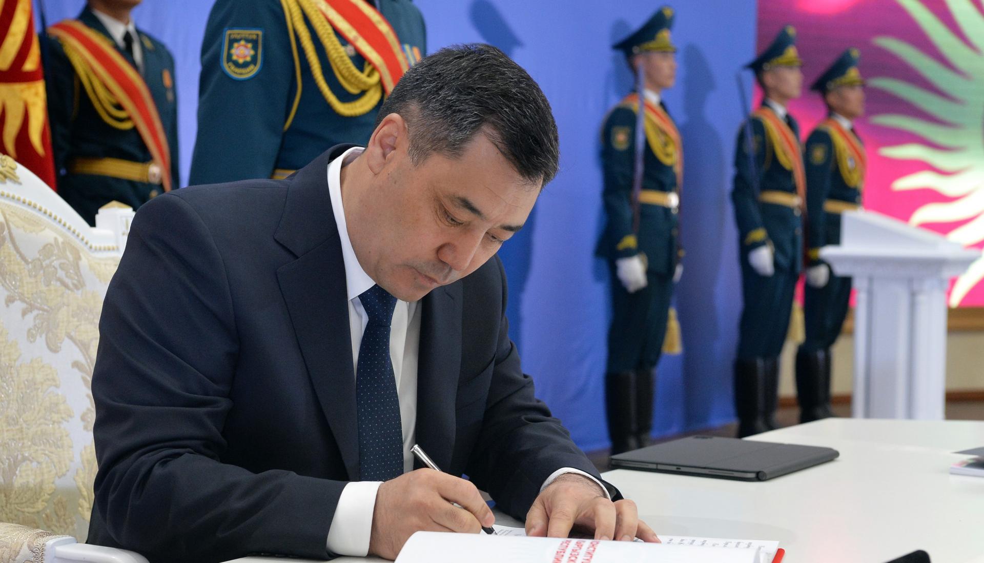 Президент Садыр Жапаров Кыргыз Республикасынын жаңы Конституциясына кол койду