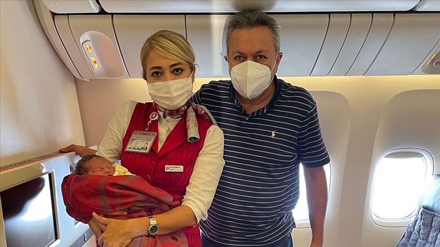 El neurocirujano turco copa la prensa de EEUU tras dar a luz a un bebé en avión
