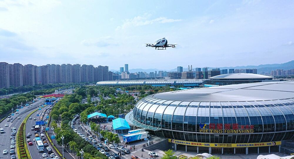 中国自动驾驶飞行器搭载2人实现首次飞行