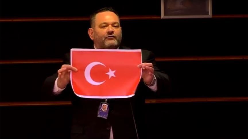 Deputeti racist grek arrestohet në Bruksel, ku ishte arratisur pas dënimit me 13 vjet heqje lirie