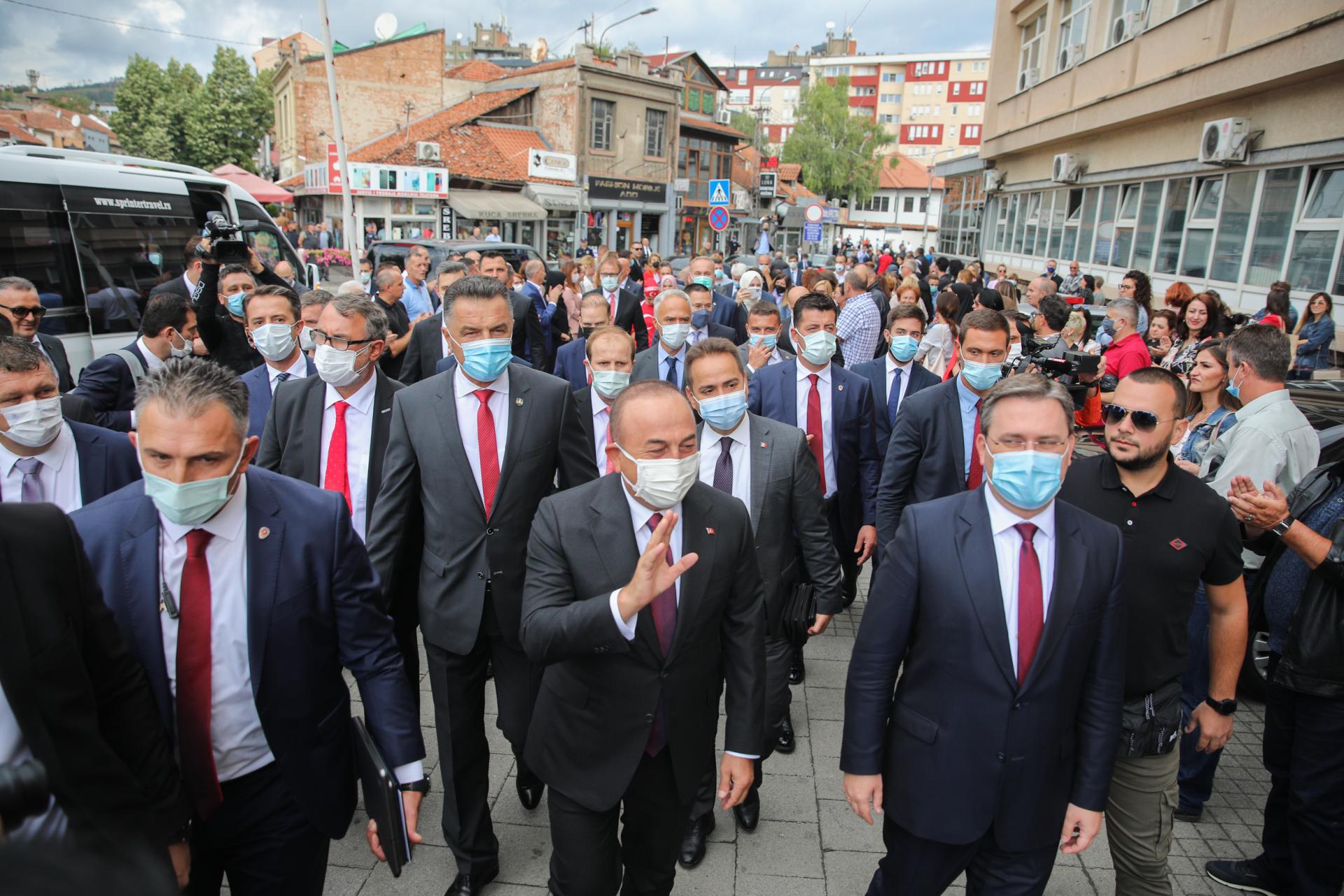 Čavušoglu doputovao u Novi Pazar, građani ga dočekali aplauzima