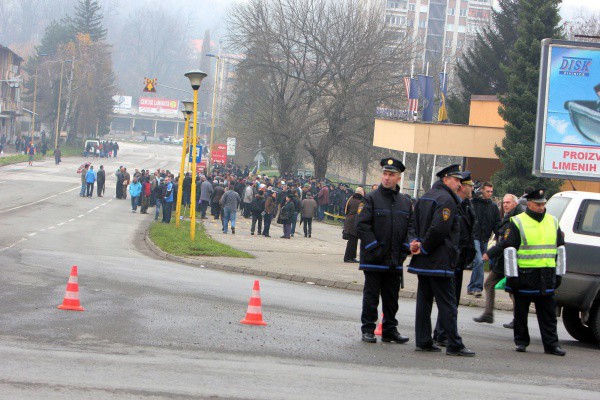 Protesti ispred Vlade Tuzlanskog kantona u Tuzli: Krizni štab i ugostitelji ponovo pregovaraju 9. ma