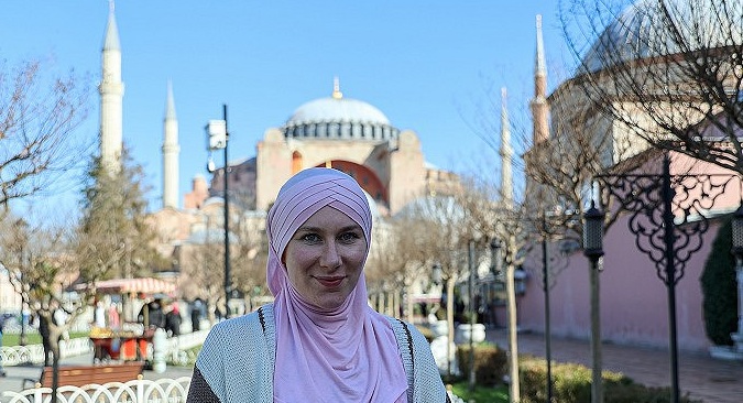 Istanbulga kelgan britaniyalik aktrisa Islomni qabul qildi