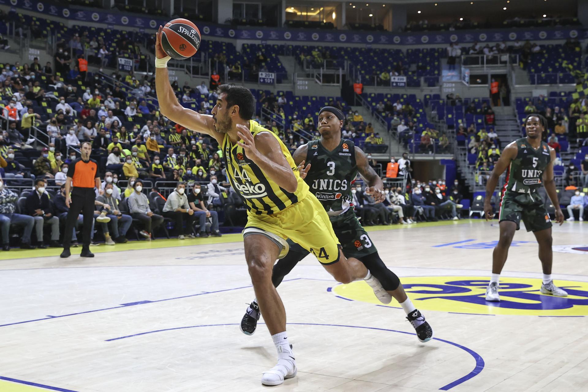 Fənərbaxça Beko “Unics Kazan” komandasını darmadağın etdi