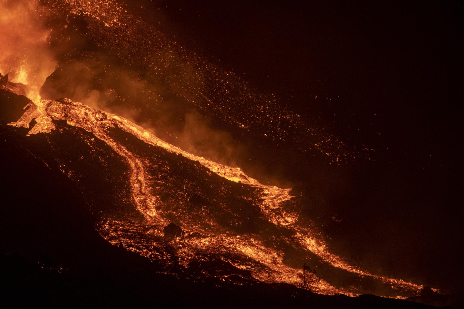 西班牙老峰火山喷发还将持续一段时间