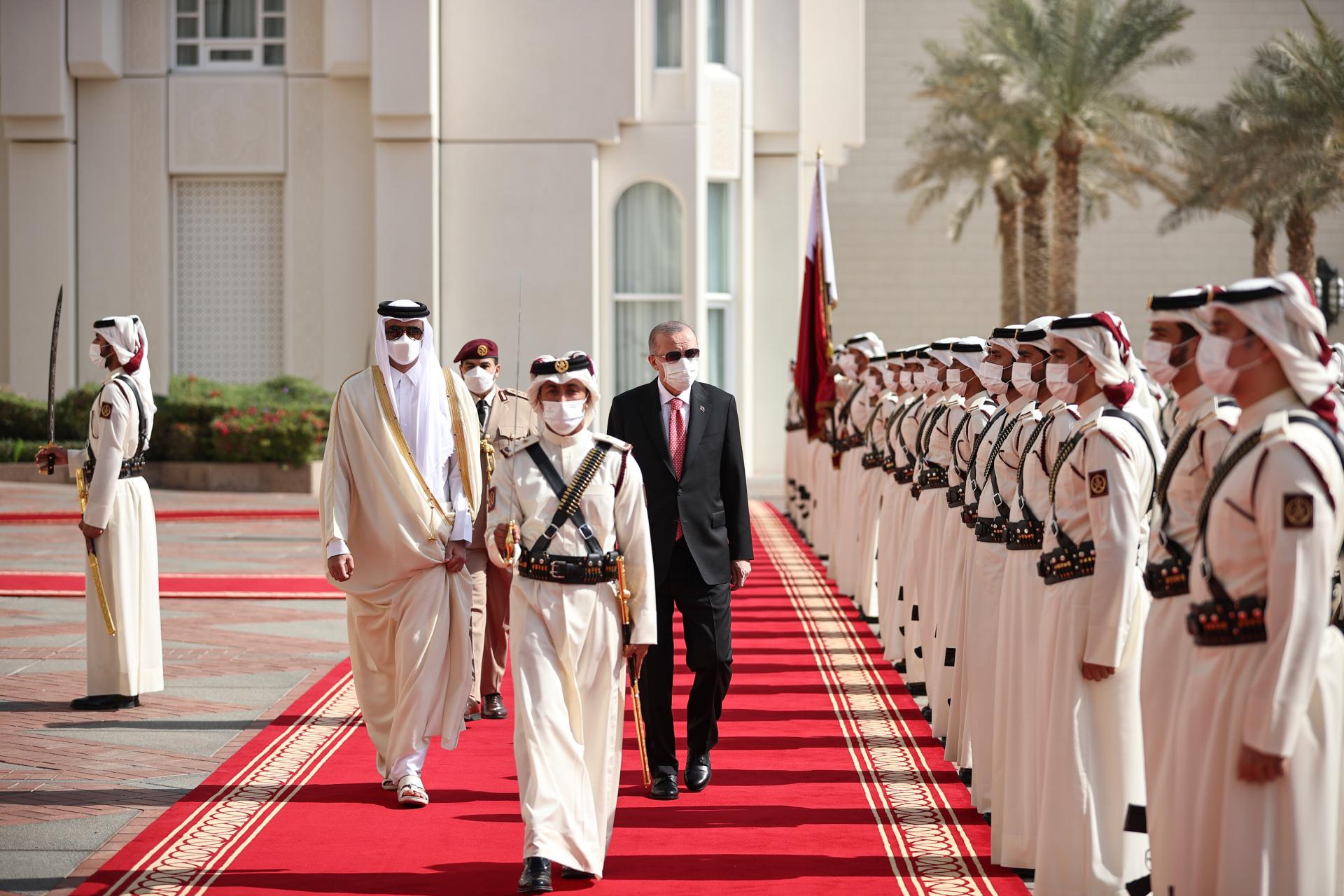 ئەردوغان قاتاردا رەسمىي مۇراسىم ئارقىلىق قارشى ئېلىندى