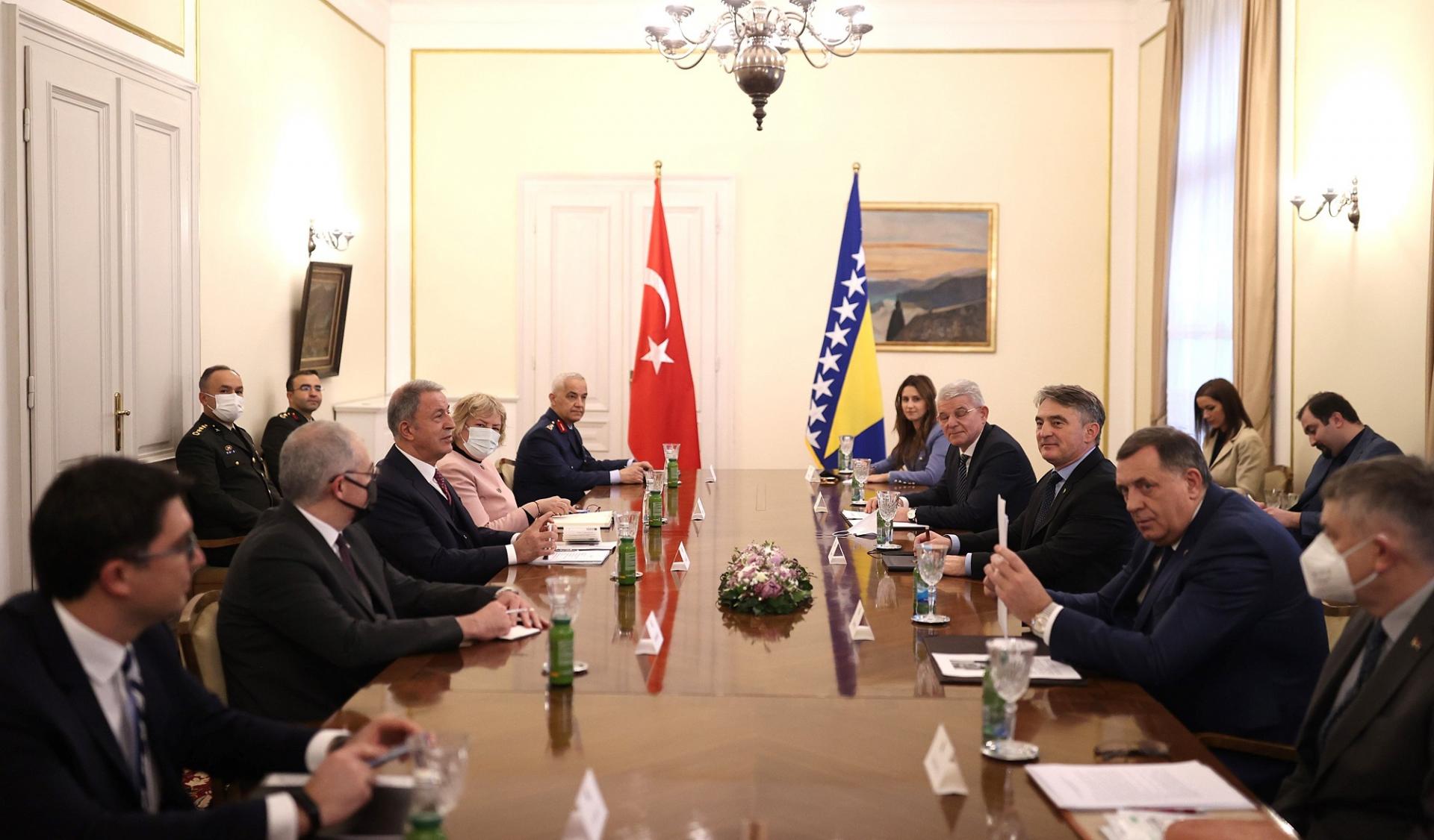 Hulusi Akar Bosniya və Herseqovina Prezident Şurasının üzvləri ilə görüşüb