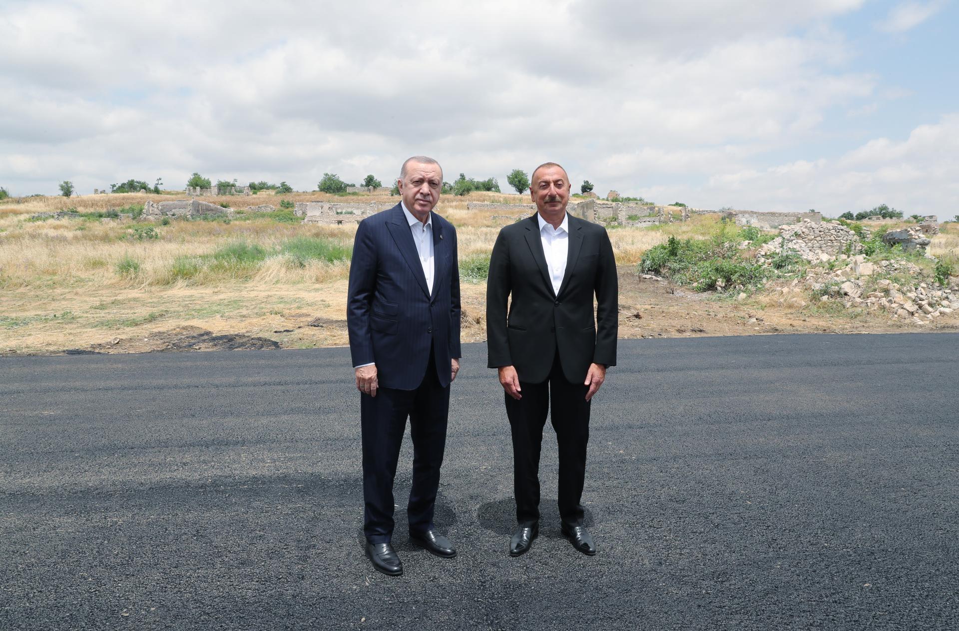 Le président turc Erdogan qui s'est rendu en Azerbaïdjan, a été accueilli par le président azerbaïdjanais Aliev à Fuzuli