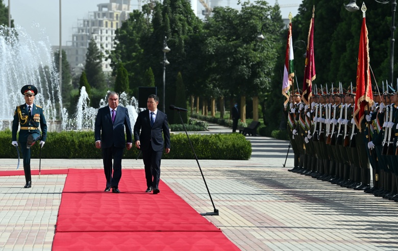 Sadir Japarov Tojikistonda rasmiy marosim bilan kutib olindi