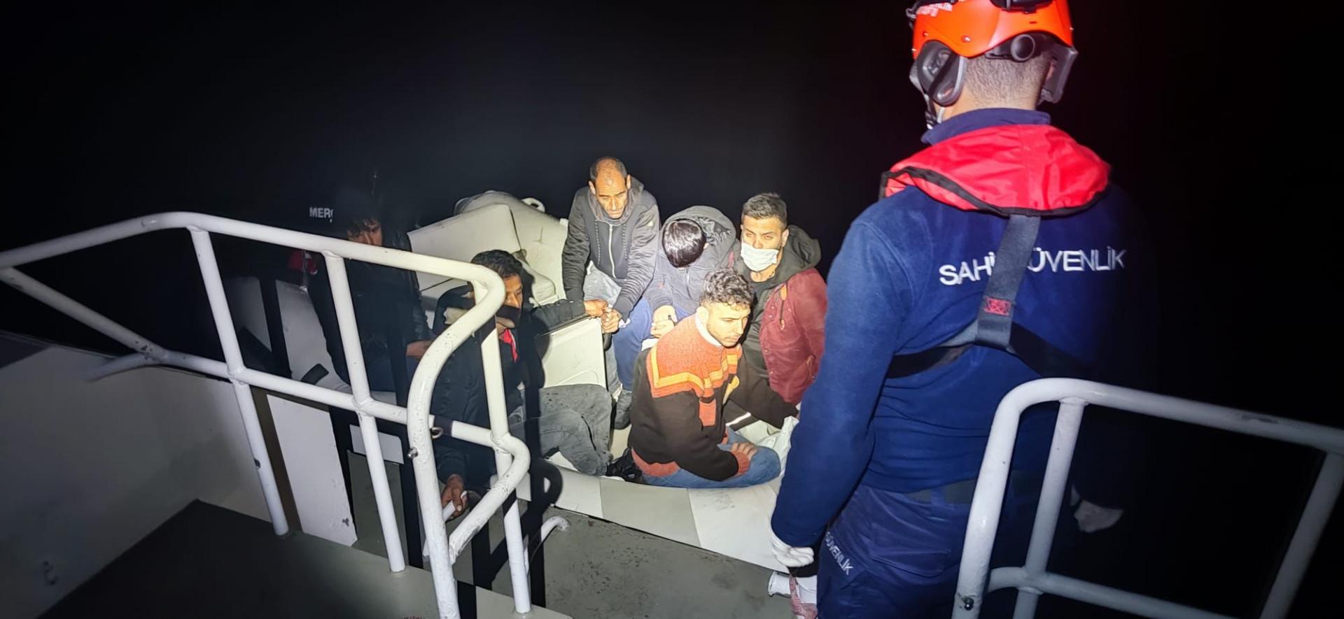 Yunanıstan tərəfindən Türkiyə sularına qovulan miqrantlar xilas edilib
