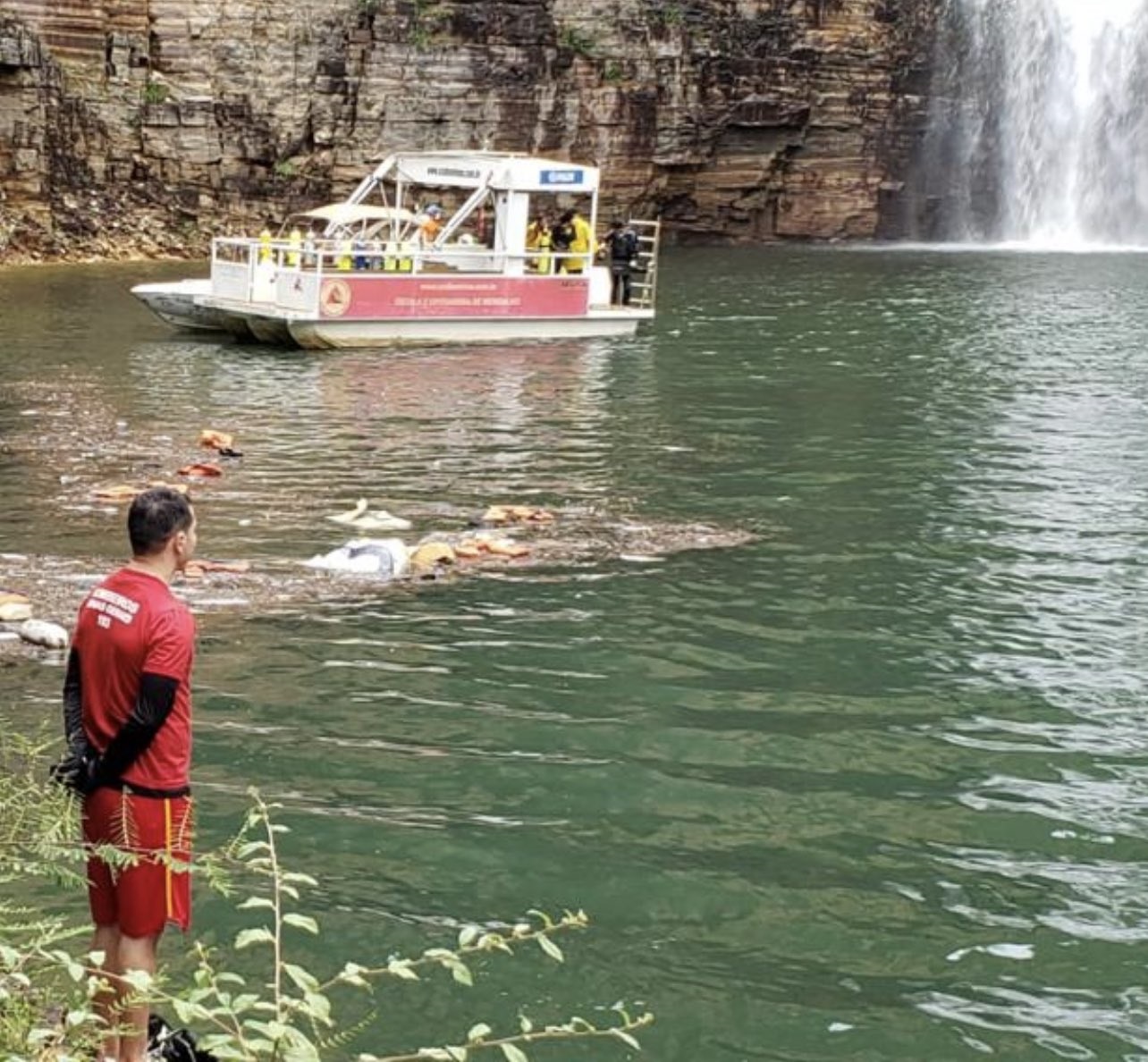 Ogromna stijena pala na čamce s turistima, osmero poginulih