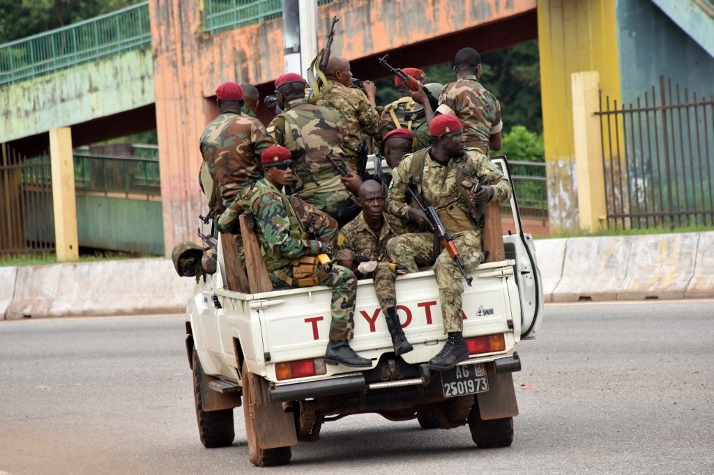 Golpe de estado en Guinea: un grupo de soldados asegura haber detenido a Condé