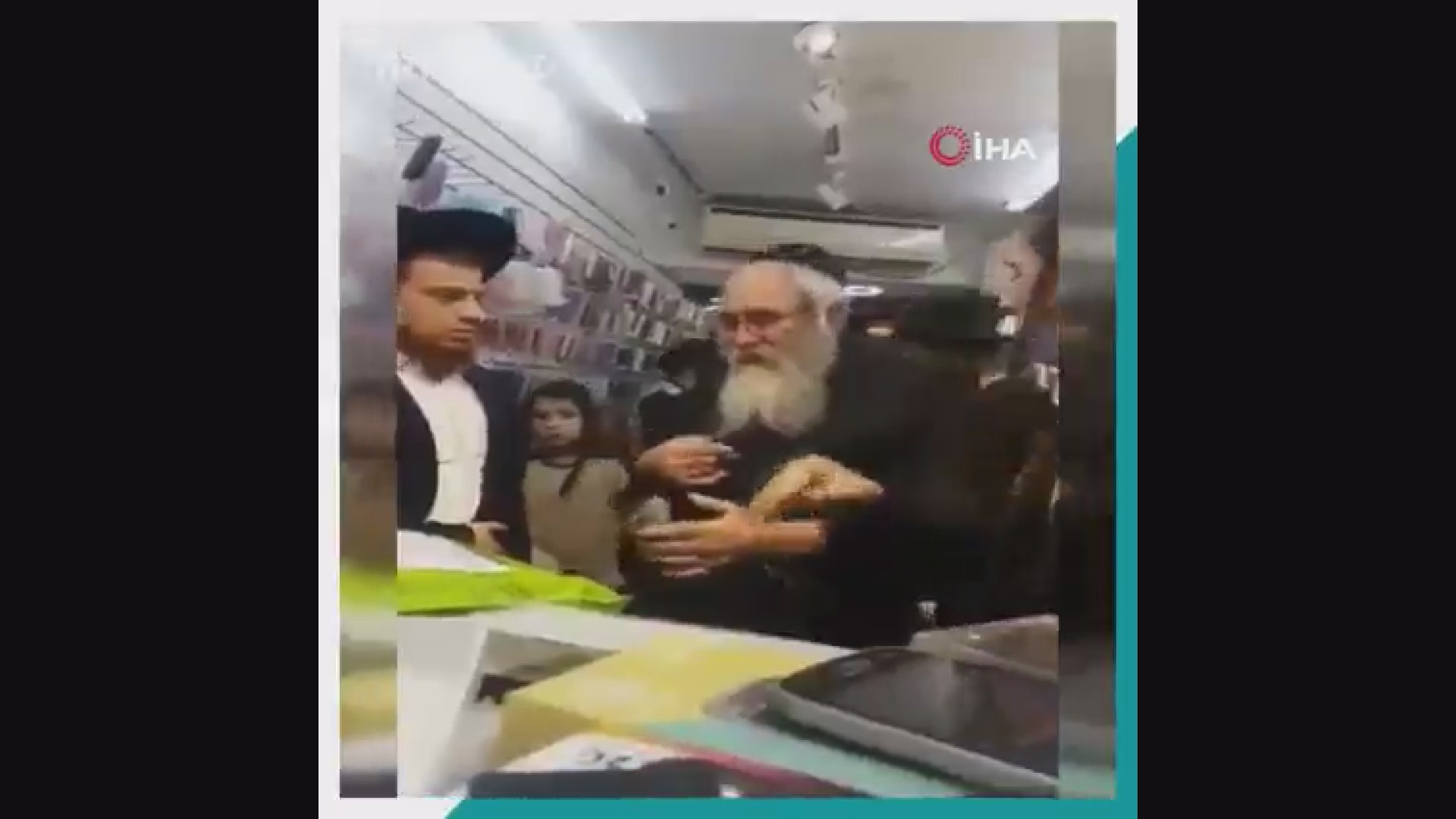 Un evreu Haredi care intenționa să cumpere un smartphone a fost bătut