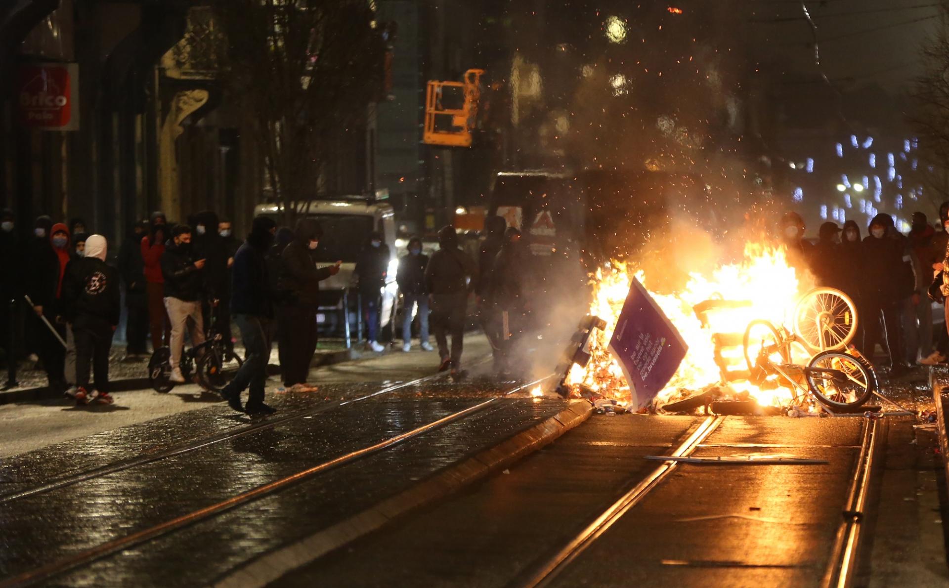 Neredi u Briselu nakon sumnjive smrti afričkog tinejdžera: Zapaljena policijska stanica