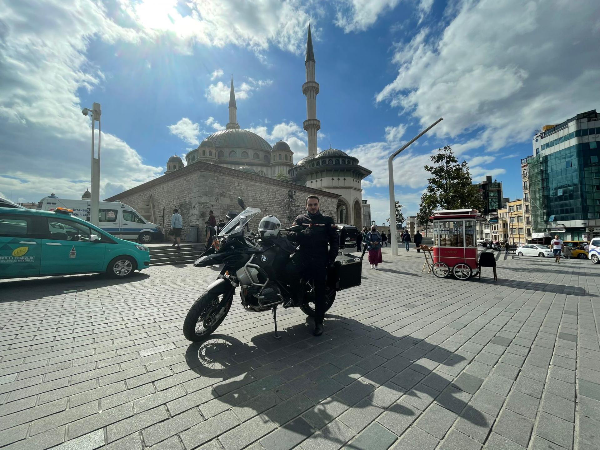 Imam džamije Taksim u Istanbulu je kurra hafiz i "bajker"
