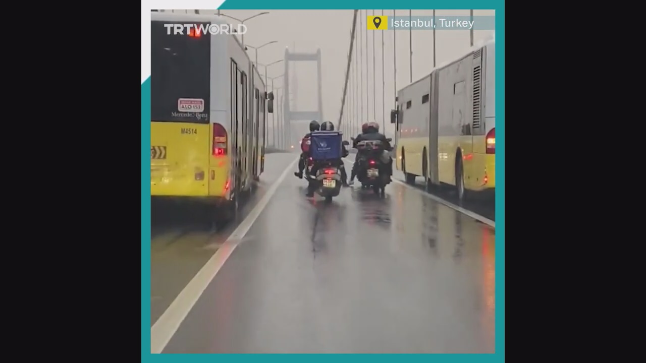 Автобусите вака ги штитеа мотоциклистите за време на силниот ветер што го зафати Истанбул