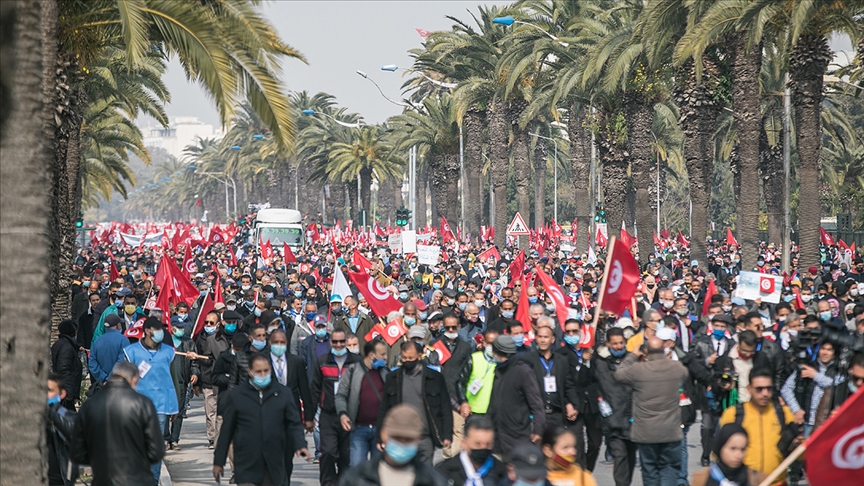 Tunisie : manifestation d'Ennahdha réclamant "l'unité nationale" et le "respect de la constitution"
