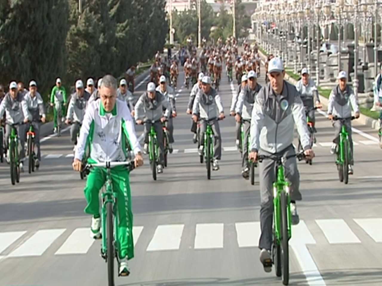 Türkmenistanda Saglyk Üçin Müňlerçe Adam Pedal Aýlady