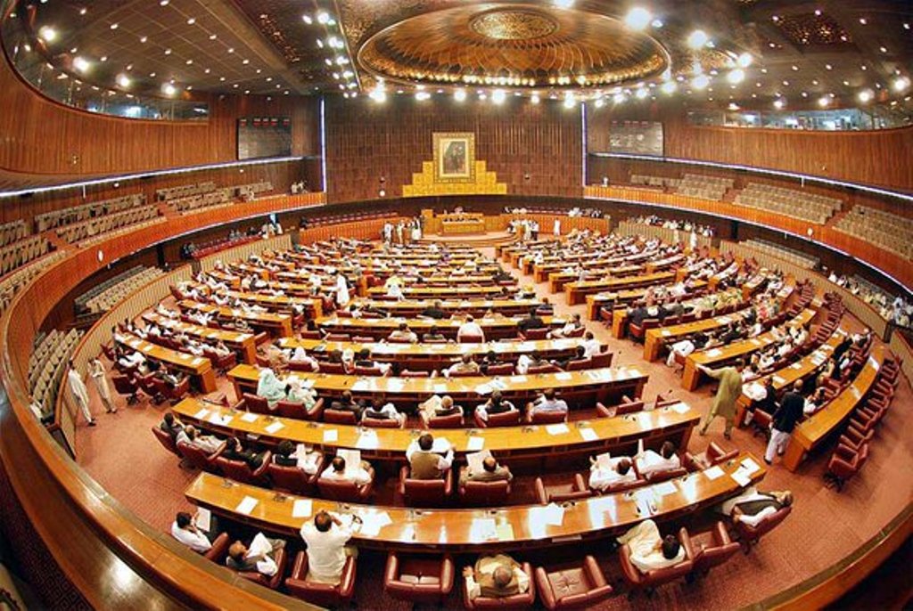 الیکٹرانک ووٹنگ مشین، اوورسیز پاکستانیوں کو ووٹ کا حق، بلز منظور، اپوزیشن کا ہنگامہ، کاپیاں پھاڑ دیں
