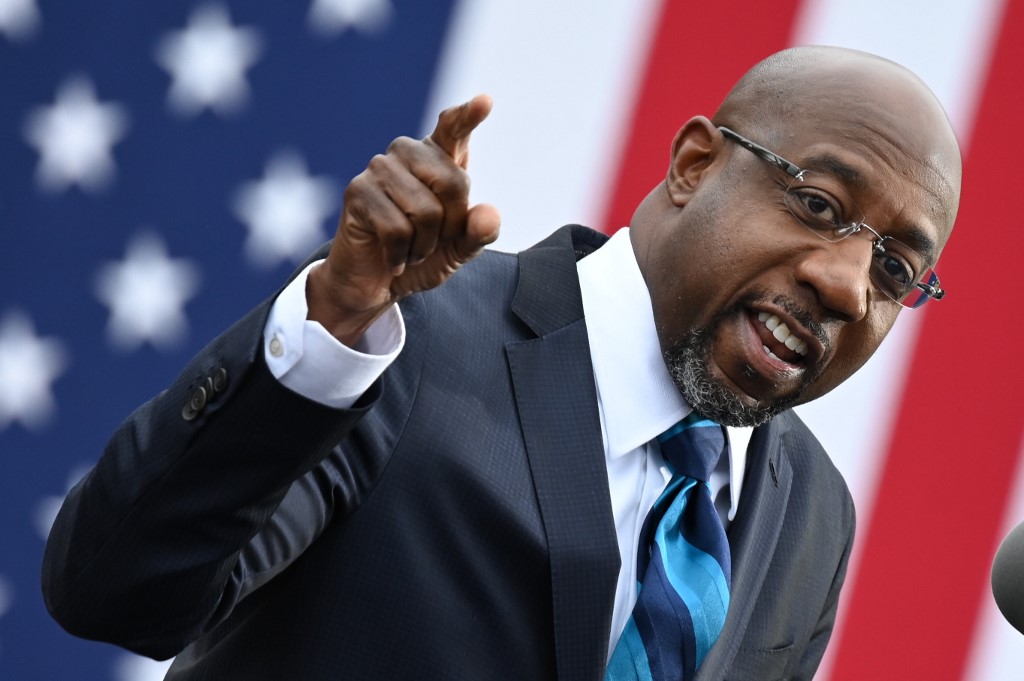 O pastor democrata Raphael Warnock ganha uma das duas cadeiras da Geórgia no Senado