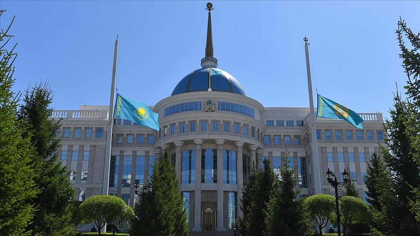 Gazagystanda baýdaklar ýarsyna çenli aşak düşürildi