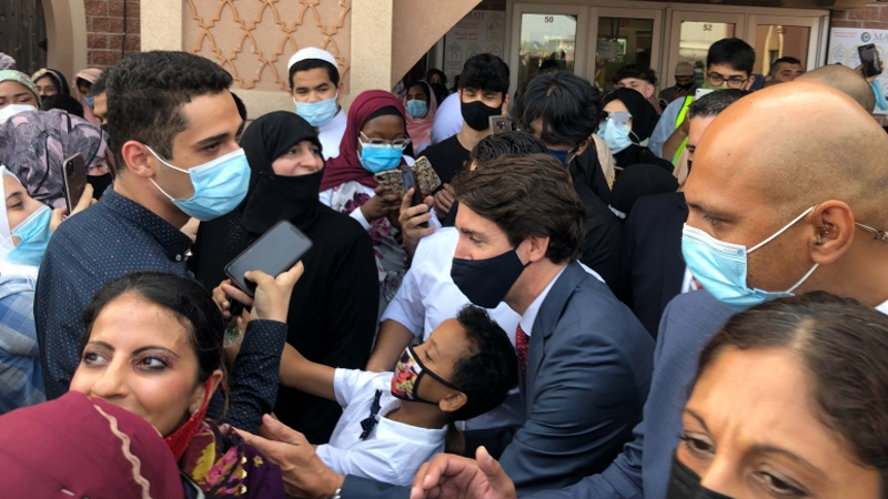 كانادا باش مىنىستىرى ترۇدۇ جامەگە بېرىپ مۇسۇلمانلارنىڭ ھېيتىنى تەبرىكلىدى