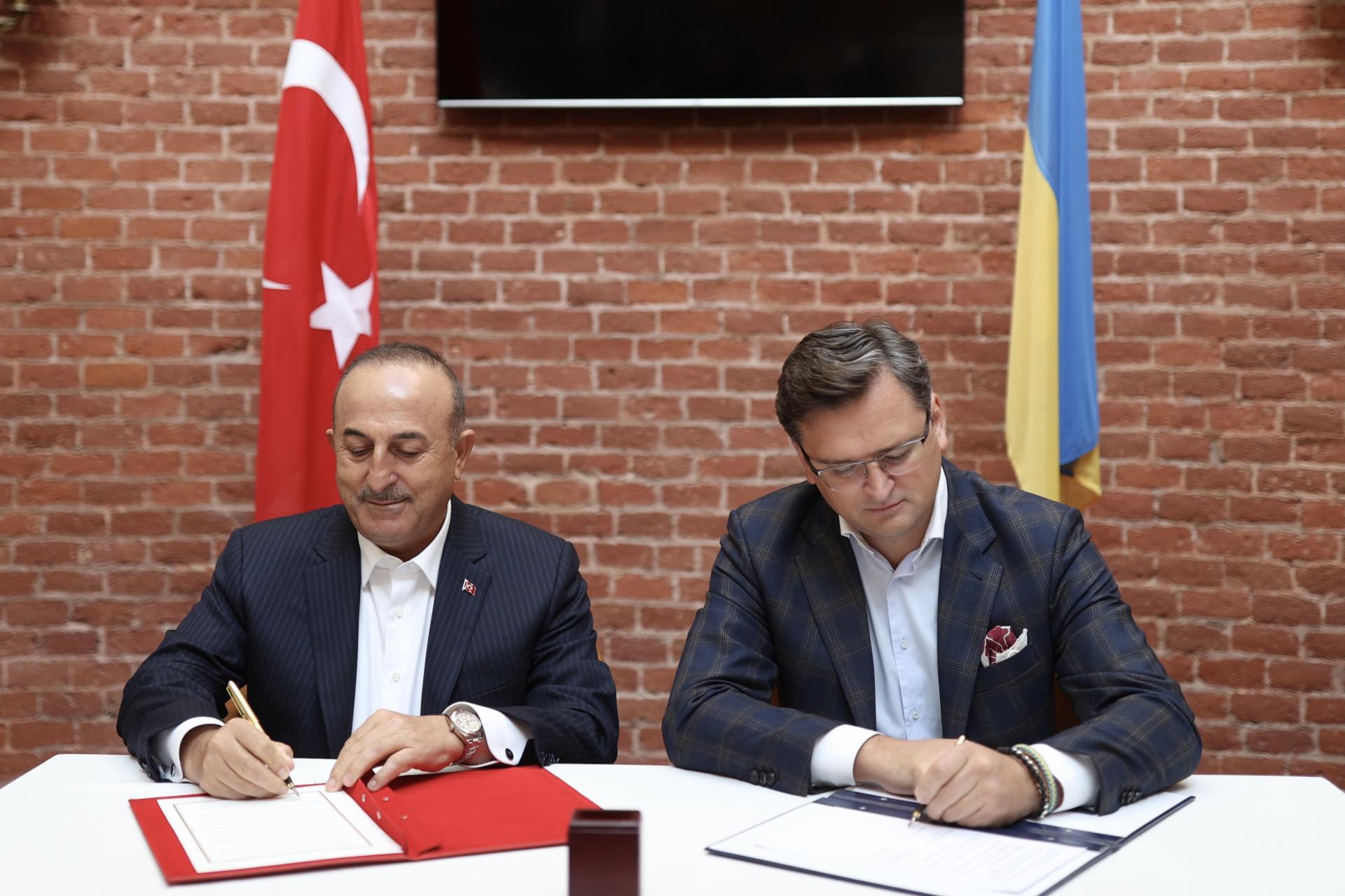 Mövlud Çavuşoğlu və Dmitri Kuleba Qara dənizdəki təhlükəsizliyi müzakirə ediblər