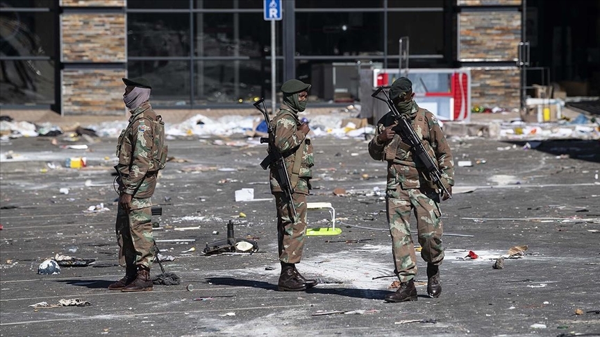 Los sudafricanos vigilan las calles para protegerse de los saqueadores