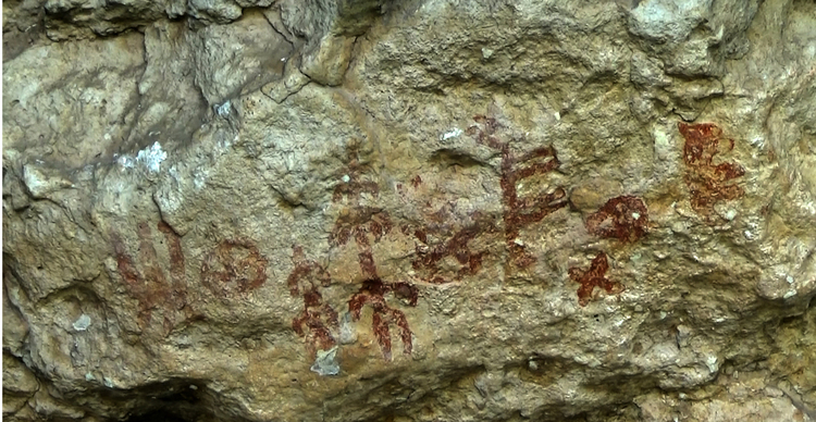 Examinan las pinturas rupestres con figuras humanas y animales descubiertas en Mersin