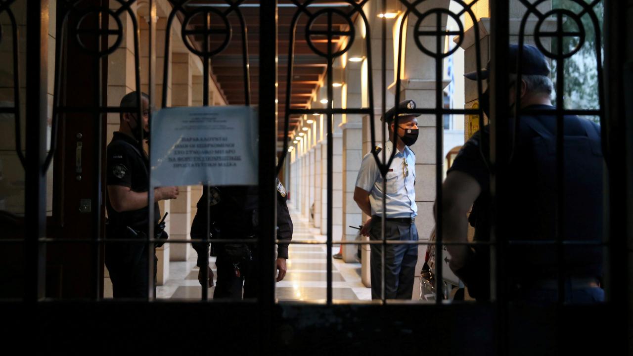 Ελλάδα: Ιερέας επιτέθηκε με καυστικό υγρό εναντίον μητροπολιτών