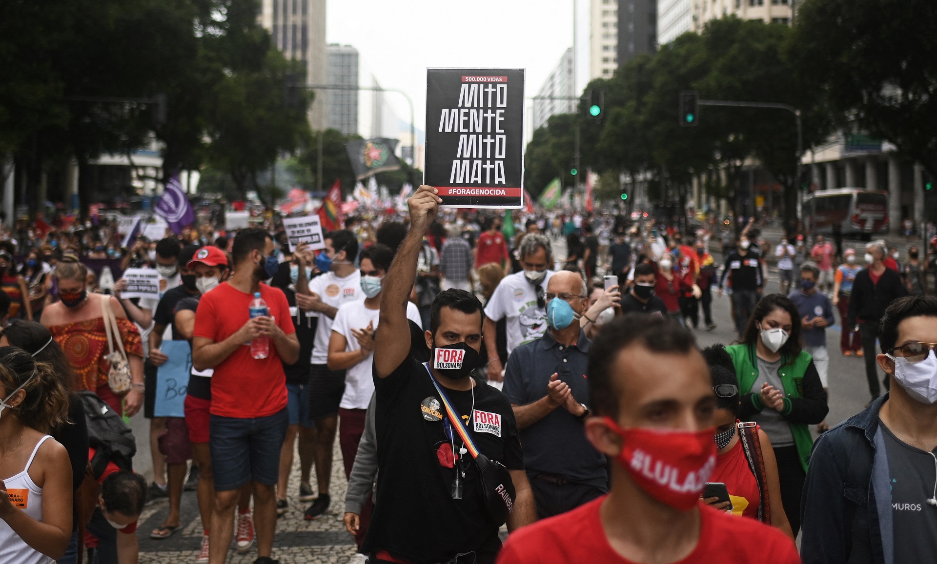 Los brasileños protestan contra Bolsonaro por su gestión ante la pandemia de Covid-19