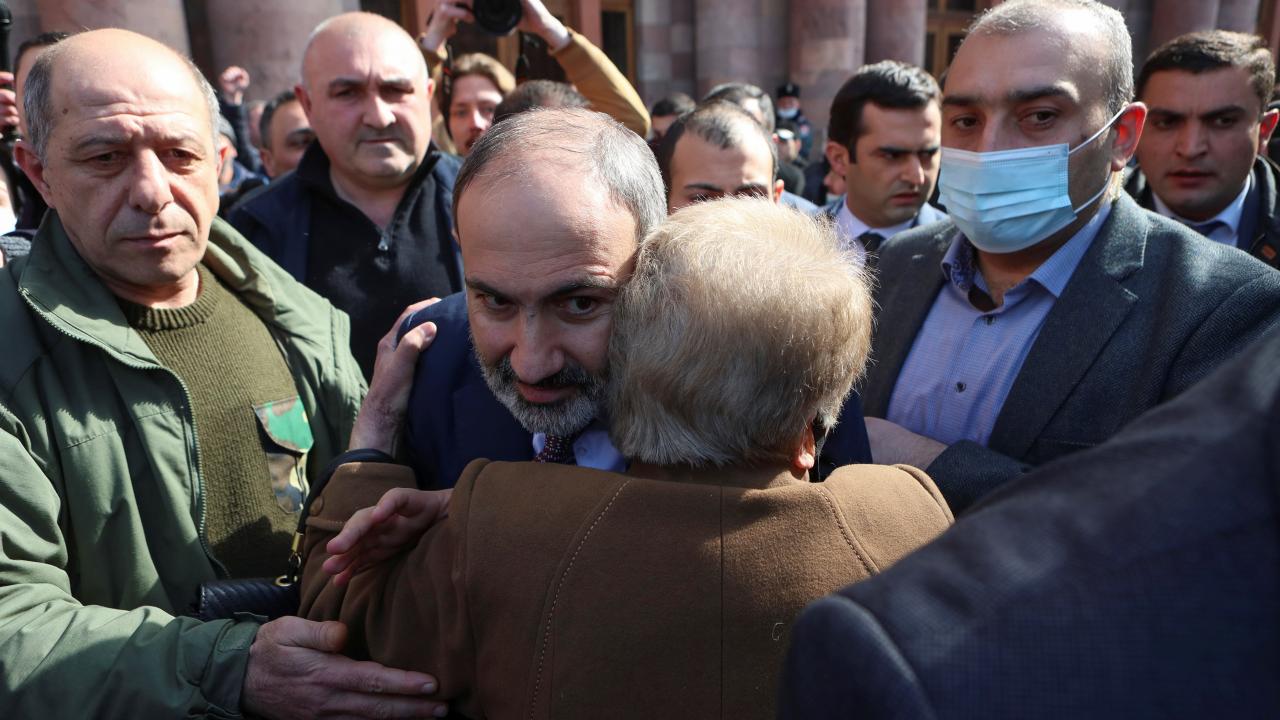Փաշինյանն կողմնակիցներին փողոց կանչեց