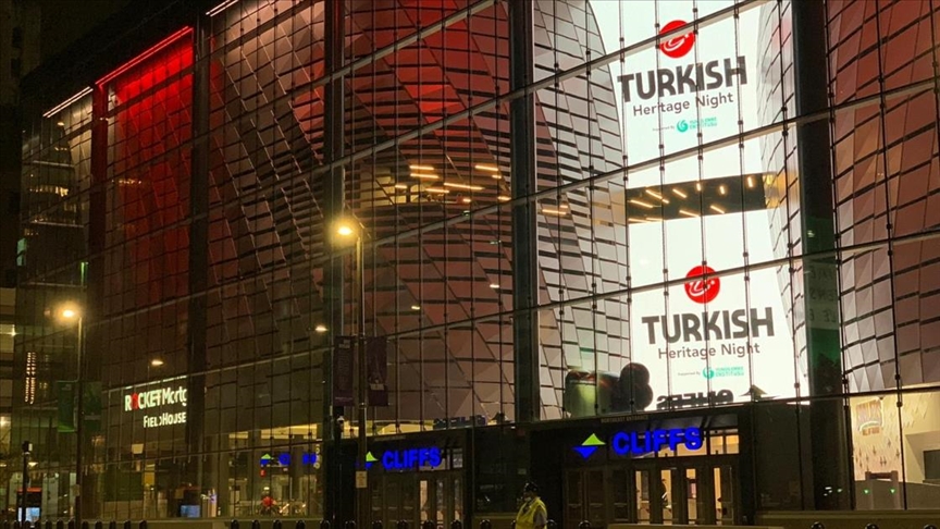 【NBA】 クリーブランド・キャバリアーズ対トロント・ラプターズの試合で「トルコの夕べ」