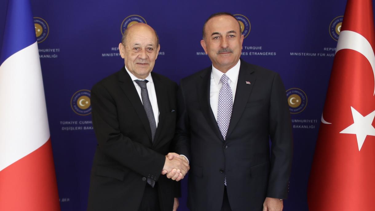 Çavuşoglu e Le Drian defendem consultas contínuas sobre questões regionais