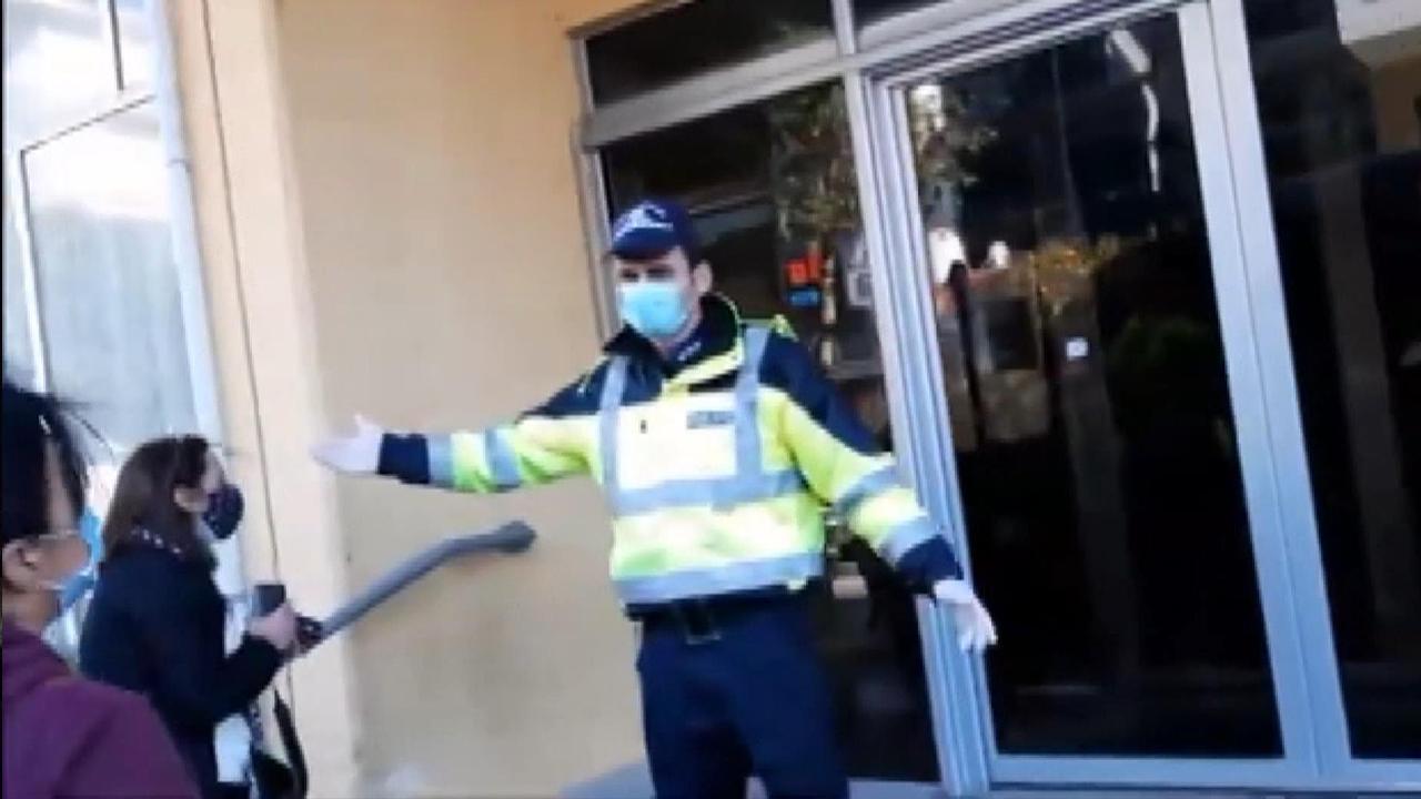 Rendőrök ürítettek ki migránsokat