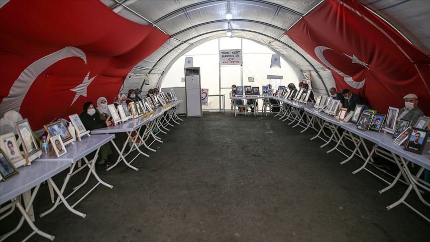 Las madres de Diyarbakır llaman a sus hijos que se entreguen a las fuerzas de seguridad turcas