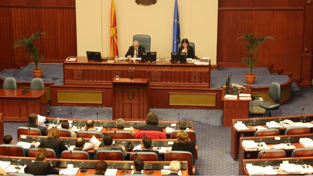 Parlamenti maqedonas miraton propozimin për ndryshimin e emrit të vendit