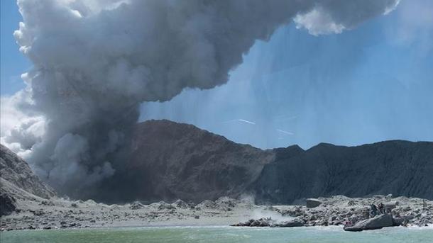 Izvučeno šest tijela stradalih u erupciji vulkana, broj poginulih povećan na 16