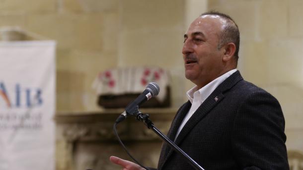 Çavushollu i jep një shuplakë ministrit të llastuar të Greqisë