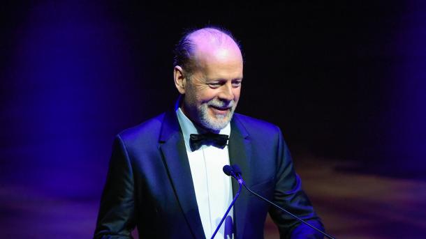 El premio de tartamudeo al famoso actor Bruce Willis - TRT Español