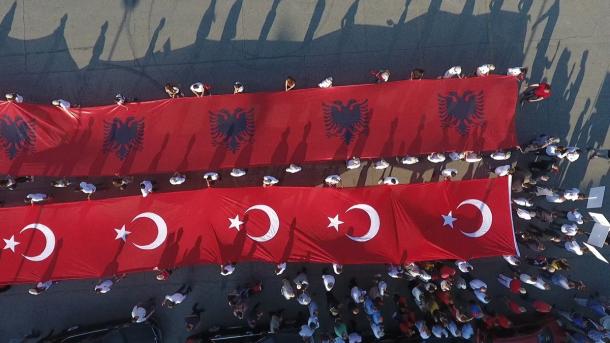 Arnavutluk_15 Temmuz_Demokrasi Zaferi Yürüyüşü_12.jpg