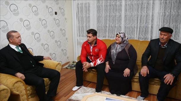 بازدید اردوغان از خانه پدری رضا قیه آلپ کشتی گیر ملی تورکیه