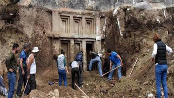 Un mormant ın varsta de 2400 ani a fost descoperit ın Antalya