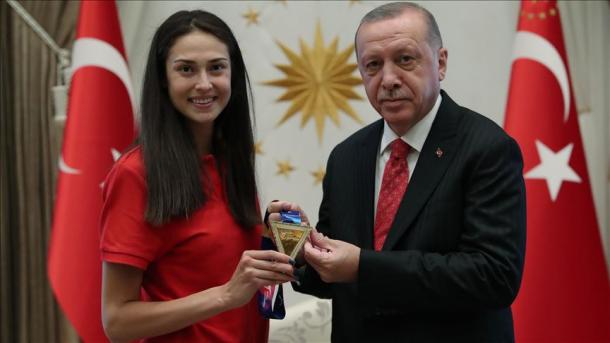 Erdogan reçoit la championne du monde de Taekwondo