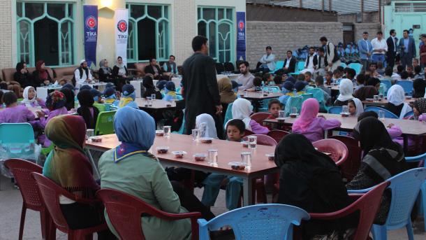 TIKA shtroi iftar për jetimët në Afganistan