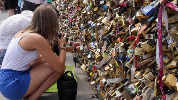 Kunci-Kunci Cinta di Jembatan Paris