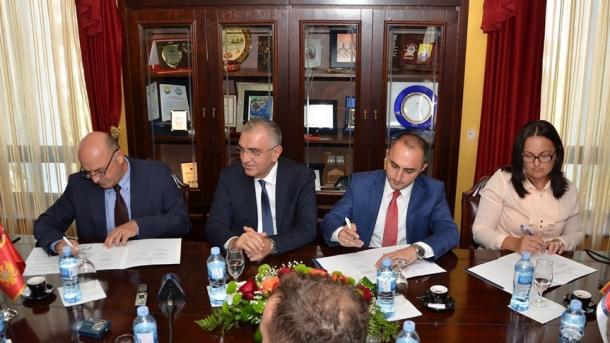 TİKA_Karadağ Ulqin_Ülgün zeynin yağ fabrikası için sözleme imzaladı.jpg