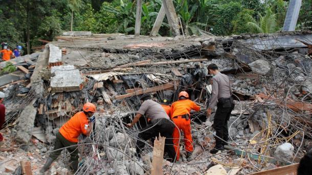 O número de mortos sobe após o terremoto na Indonésia