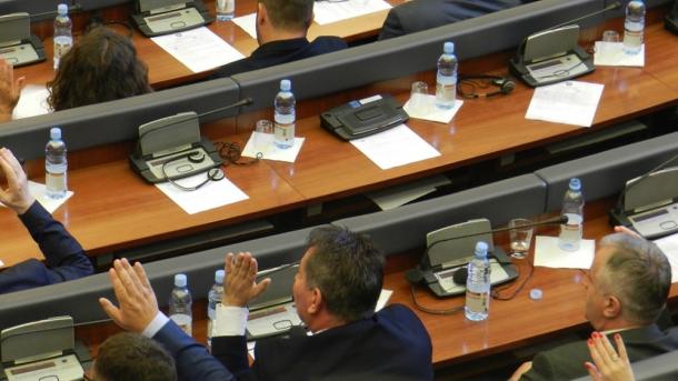 Kosovë - Kuvendi i miraton projektrezolutën për gjenocidin serb