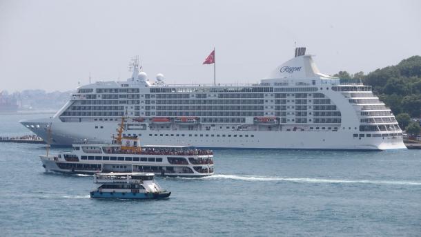 Kikötött a Regent Seven Seas Vogayer nevű luxushajó Isztambulban